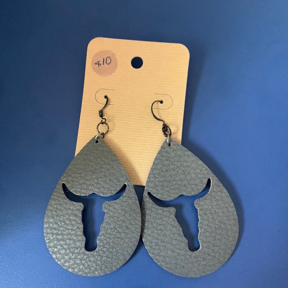 Gray longhorn earrings. Pho leather. Very light. 2”